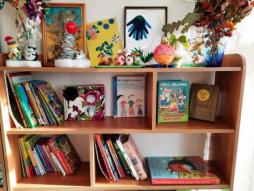 Средства обучения и воспитания
Для осуществления образовательной деятельности с воспитанниками общеразвивающей направленности и воспитанниками с ОВЗ используются различные средства обучения и воспитания.

Игрушки:
-	сюжетные (образные): куклы, фигурки, изображающие людей и животных, транспортные средства, посуда, мебель
-дидактические игрушки: народные игрушки (матрешки, пирамиды, бочонки) мозаики, настольно-печатные игры;
-	игрушки-забавы;
-	спортивный инвентарь: мячи, скакалки, кегли, обручи, ленты, кольцебросы;
-	музыкальные игрушки: металлофоны, барабаны, дудки, колокольчики, бубенчики;
-	театрализованные игрушки: куклы (перчаточные, пальчиковые), наборы сюжетных фигурок, костюмы и элементы костюмов, атрибуты, элементы декораций, маски, бутафория);
-	строительные и конструктивные материалы: наборы строительных материалов, конструкторы, легкий модульный материал
-	игрушки-самоделки из разных материалов;
-	игровые   модули    «Кухня»,    «парикмахерская»,    «магазин»,
«Больница»
-	изобразительная наглядность (объемные изображения): муляжи овощей, фруктов, макеты;
-	оборудование	для	опытно-экспериментальной	деятельности, игровое оборудование;
-	дидактический материал
Технические средства обучения	Технические устройства (аппаратура):
-	мультимедийный проектор;
-магнитофон, ноутбук, музыкальный центр;
-	телевизор;
-	экран, периферийные устройства (монитор, клавиатура, принтер, сканер, звуковые колонки)
-	дидактический средства обучения (носители информации)
-	звуковые – аудиозапись музыкальных произведений, детских песен, аудиосказки;
-	экранно-звуковые: видеозаписи, мультфильмы, презентации
Учебно- методическое обеспечение: - учебные пособия,
-	методические разработки
Художественные средства	-	предметы	декоративно-прикладного	искусства,	детская художественная литература
 
Средства наглядности (плоскостная наглядность)	-	плакаты,	карты	настенные,	иллюстрации,	фотографии, дидактические картины, предметные картинки, календарь природы
Средства общения	-	вербальные средства (речь)
-	невербальные средства: визуальное взаимодействие, тактильное взаимодействие, мимика, пластика, перемещение в пространстве

При использовании различных средств	обучения педагоги учитывают следующие требования:
-	учет возрастных и психологических особенностей воспитанников;
-	гармоничное использование разнообразных средств обучения; традиционных и современных для комплексного, целенаправленного воздействия на эмоции, сознание, поведение ребенка через визуальную, аудиальную, кинестетическую системы восприятия в образовательных целях;
-	учет дидактических целей;
-	приоритет правил безопасности в использовании средств обучения. Выбор средств обучения зависит от следующих факторов:
-	возрастных и индивидуальных особенностей воспитанников;
-	типа и структуры занятия;
-	количества детей;
-	интереса детей;
-	конкретных образовательных задач;
-	особенностей личности педагога, его квалификации.